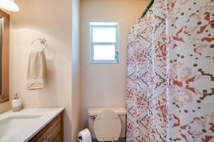 Bilik mandi di Explore Weeki Wachee Springs Pet-Friendly Home +16 gambar