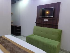 TV a/nebo společenská místnost v ubytování Kedarnath Cottage