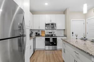 Kuchyň nebo kuchyňský kout v ubytování Pinnacle Apartments W Amenties by Heavenly Homes