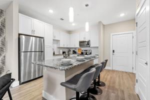 Kuchyň nebo kuchyňský kout v ubytování Pinnacle Apartments W Amenties by Heavenly Homes + 27 fotografií