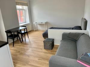een woonkamer met een bank en een tafel bij Old Town Quiet Rooftop Studio Apartment in Rīga