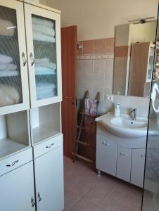 un baño con lavabo y espejo en Casa vacanze Sara, en Gagno