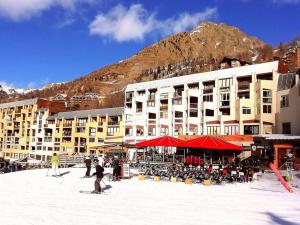 イゾラにあるStudio lumineux à Isola, balcon sud, près des pistes - FR-1-292-187の雪の中に立つ集団