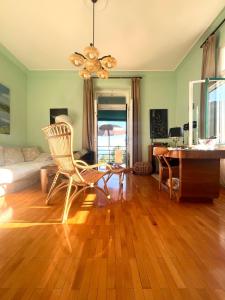 Una sala de estar con una silla y una mesa. en Penthouse And Piano Nobile PRKG WiFi Garden Near Beach Away From Roads, en Opatija