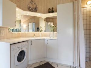 eine weiße Waschküche mit Waschmaschine und Trockner in der Unterkunft 6 person holiday home in Blokhus-By Traum in Blokhus