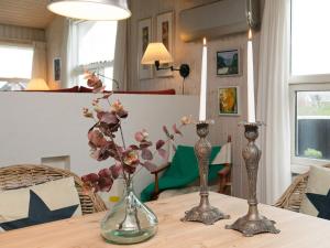 drei Vasen auf einem Tisch mit Blumen darin in der Unterkunft 6 person holiday home in Blokhus-By Traum in Blokhus