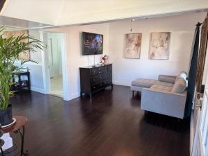 Televisyen dan/atau pusat hiburan di Downtown Whitestown with King Suite and Pool