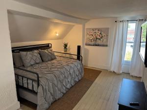 Katil atau katil-katil dalam bilik di Downtown Whitestown with King Suite and Pool +29 gambar