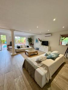 ein großes Wohnzimmer mit 2 Betten und einem Sofa in der Unterkunft Tropical Pool Villa in Orient Bay + 16 Fotos