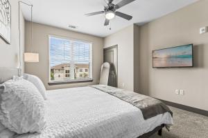 a bedroom with a bed and a ceiling fan at Monarch Apartments 15m to Parks, Pet Friendly, Free Parking by Heavenly Homes in Orlando