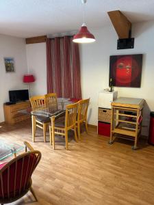 TV a/nebo společenská místnost v ubytování Rental Apt in Orelle 3 Valleys 6 person