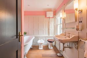 Et badeværelse på Harbour Master by Keepers Cottages + 26 billeder