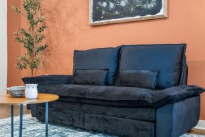 Adeline Apartments 15m to Parks, Pet Friendly, Free Parking by Heavenly Homes في أورلاندو: أريكة سوداء في غرفة معيشة مع طاولة +33 صورة