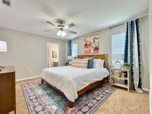 Un dormitorio con una cama y un ventilador de techo. en Big Sky Bungalow - 5 Beds Sleeps 8, en Valdosta
