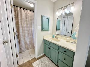 un baño con lavabo y ducha en Big Sky Bungalow - 5 Beds Sleeps 8, en Valdosta