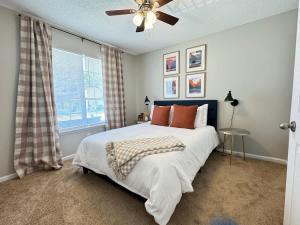 Un dormitorio con una cama y un ventilador de techo. en Big Sky Bungalow - 5 Beds Sleeps 8, en Valdosta