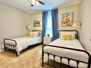 a bedroom with two beds and a window at Big Sky Bungalow - 5 Beds Sleeps 8 in Valdosta