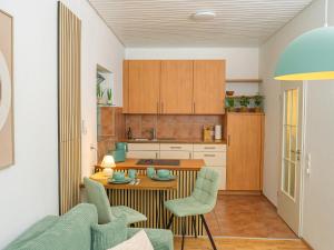 a kitchen with a table and chairs in a room at Einzigartiges Scandi-Apartment in der Innenstadt ruhig, stilvoll & mit WLAN in Riedlingen