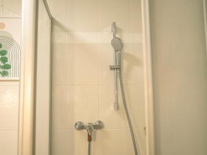 a shower with a shower head in a bathroom at Einzigartiges Scandi-Apartment in der Innenstadt ruhig, stilvoll & mit WLAN in Riedlingen