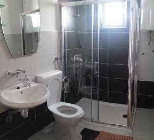 Apartments Antica في سيموني: حمام مع دش ومرحاض ومغسلة +13 صورة