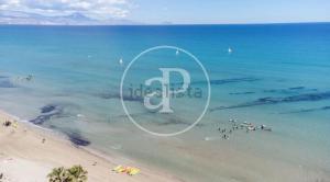 アリカンテにあるEspectacular Apartamento a pie de playa en CHALET ROQUETESのギャラリーの写真