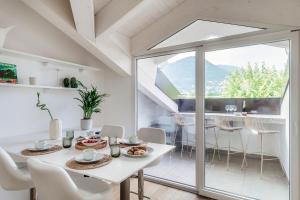 Posezení v ubytování Amazing Attic with Terrace on Lake Como Harbour + 51 fotografií