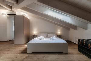 Postel nebo postele na pokoji v ubytování Amazing Attic with Terrace on Lake Como Harbour