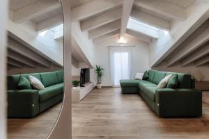 Posezení v ubytování Amazing Attic with Terrace on Lake Como Harbour