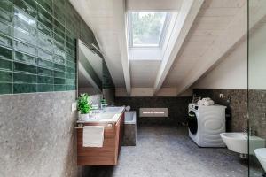 Koupelna v ubytování Amazing Attic with Terrace on Lake Como Harbour