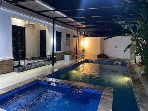 阿布贾Amfa Suites的游泳池,位于带游泳池的房子里