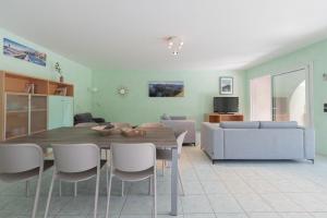 une cuisine et un salon avec une table et des chaises dans l'établissement Les Villas Maristella, Villa Ninu, à Aregno