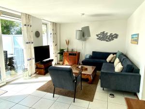 a living room with a couch and a table at Bohemien Resort 21 in Sint Maartenszee