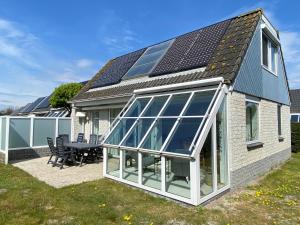 a house with solar panels on the roof at Bohemien Resort 21 in Sint Maartenszee