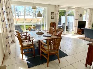 a kitchen and dining room with a table and chairs at Bohemien Resort 21 in Sint Maartenszee