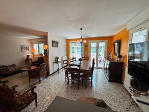 un soggiorno con un tavolo e una sala da pranzo di Maison Petite Florence Provençale by Bookingfuté a Digne-Les-Bains Altre 23 foto