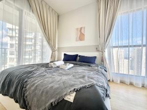 ein Schlafzimmer mit großem Bett und großen Fenstern in der Unterkunft Country Garden Danga Bay by Luxecocoo CK Johor Bahru in Johor Bahru + 225 Fotos