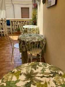 tavolo e sedie in una stanza con tavolo e sedie di Castello a San Benedetto del Tronto