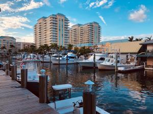 un grupo de barcos atracados en un puerto deportivo con edificios en Beautyful Apartment, Boynton Beach, Casa Costa, FL, en Boynton Beach