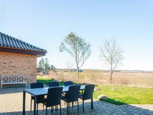 Una mesa y sillas en un patio. en Luxury Fjordview Retreat-By Traum, en Højslev 46 fotos más