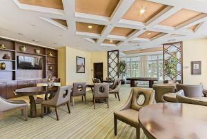 una sala de espera con mesas y sillas en un hospital en Beautyful Apartment, Boynton Beach, Casa Costa, FL, en Boynton Beach