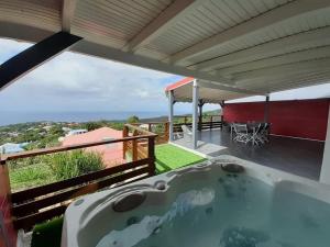 Bazén v ubytování Gîte Passion Kréyol, Vue mer et montagne, SPA privé nebo v jeho okolí
