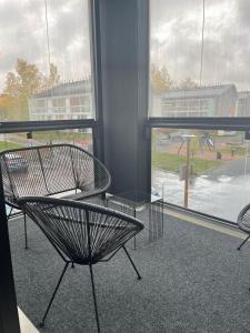 タンペレにあるBright and cozy studioの椅子2脚とテーブル1台と窓のある部屋