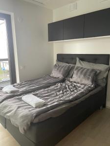 タンペレにあるBright and cozy studioの窓付きの部屋のベッド1台分です。