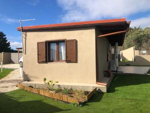 a small house with a window in a yard at Esclusiva privata casa famiglia in Quartu Sant'Elena