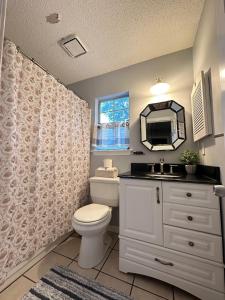 Ένα μπάνιο στο Island Charm, Near Tybee