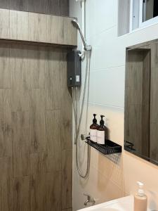 eine Dusche im Bad mit Waschbecken in der Unterkunft Easy hostel-hotel, 1 min from train station in Hat Yai + 23 Fotos