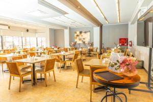 a restaurant with tables and chairs in a room at Gran Cavancha Suite in Iquique