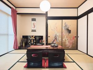 a room with a table and an aquarium at Sakura House in Yatomi 