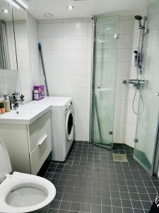 Ένα μπάνιο στο 54m2 10min walk to train station 15mins train to airport and 25mins train to centre