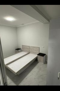 una stanza vuota con un grande letto di KHD Apartments a Yerevan